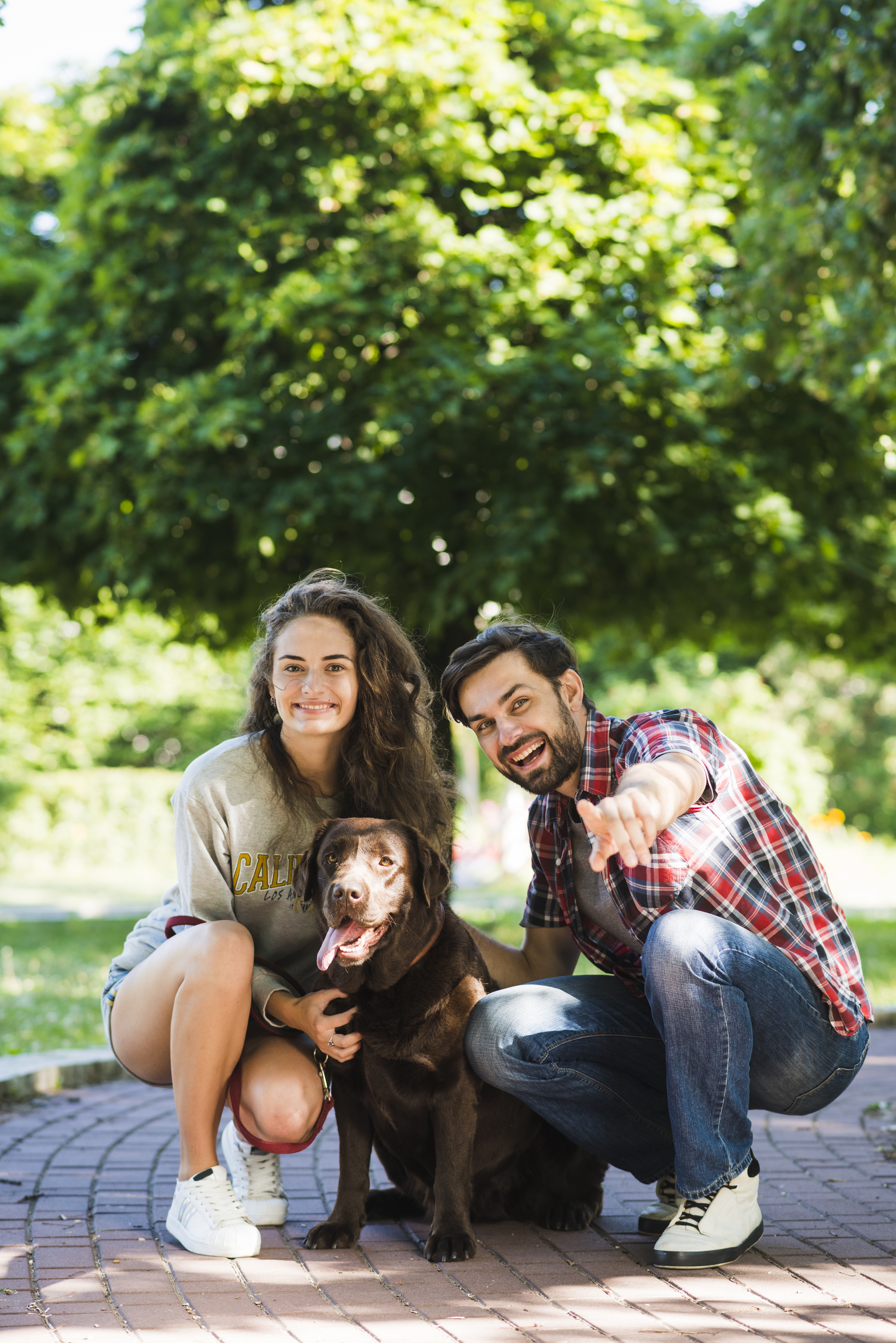 Familia con perro en jardín